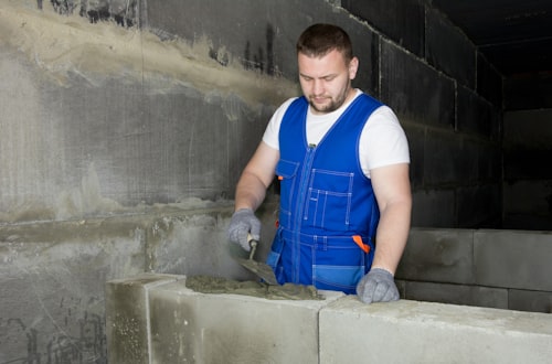 Albañil colocando bloques de construcción