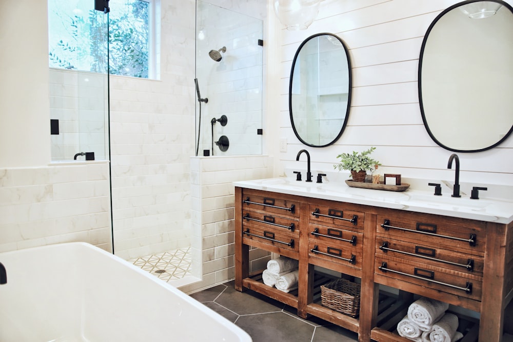 Baño renovado con mueble de madera y ducha de vidrio