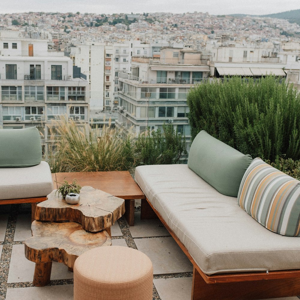 Terraza multifuncional con muebles para toda la familia