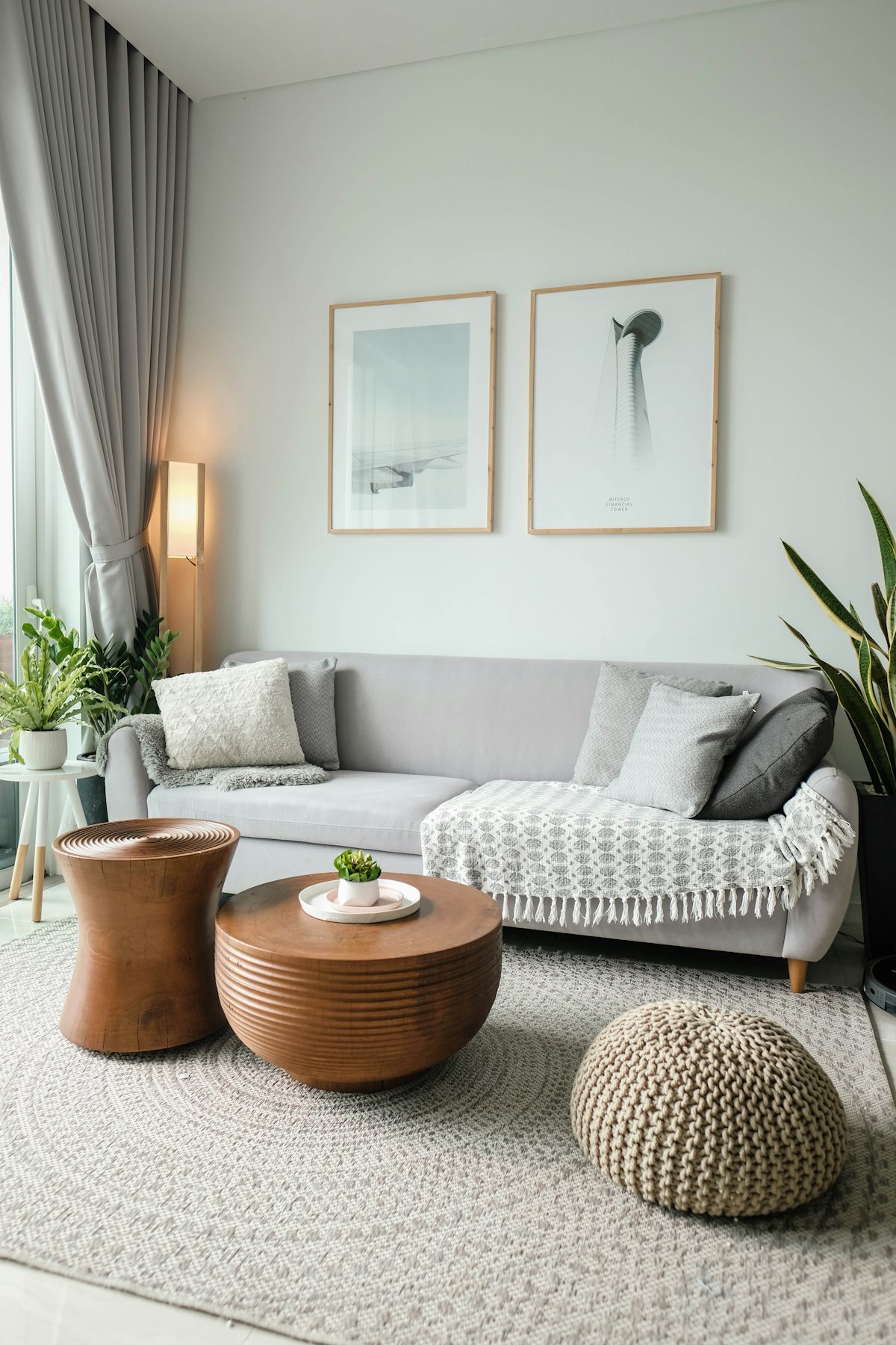 Sala decorada en tonos tierra con muebles de madera y luz cálida