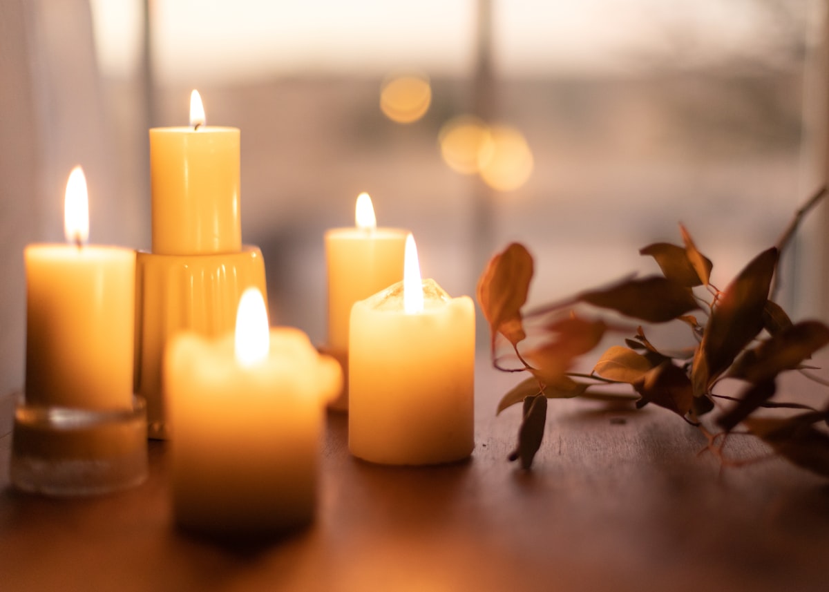 Velas encendidas creando un ambiente cálido en casa